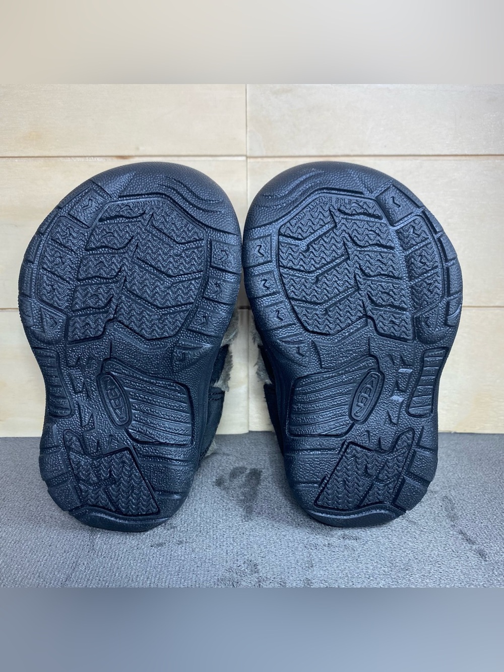 Keen Newport H2 Sandals Black Suede Infant Size 5 Baby Shoes Faux Fur Trim - Picture 9 of 11